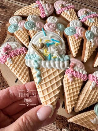 Lody w rożku biało-niebieskie