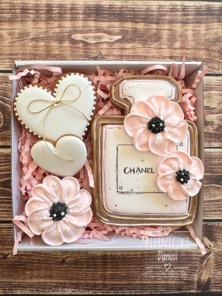 Perfumy Chanel piernikowe w pudełku ozdobnym mały