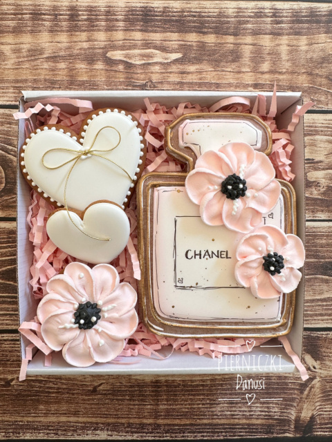 Perfumy Chanel piernikowe w pudełku ozdobnym mały